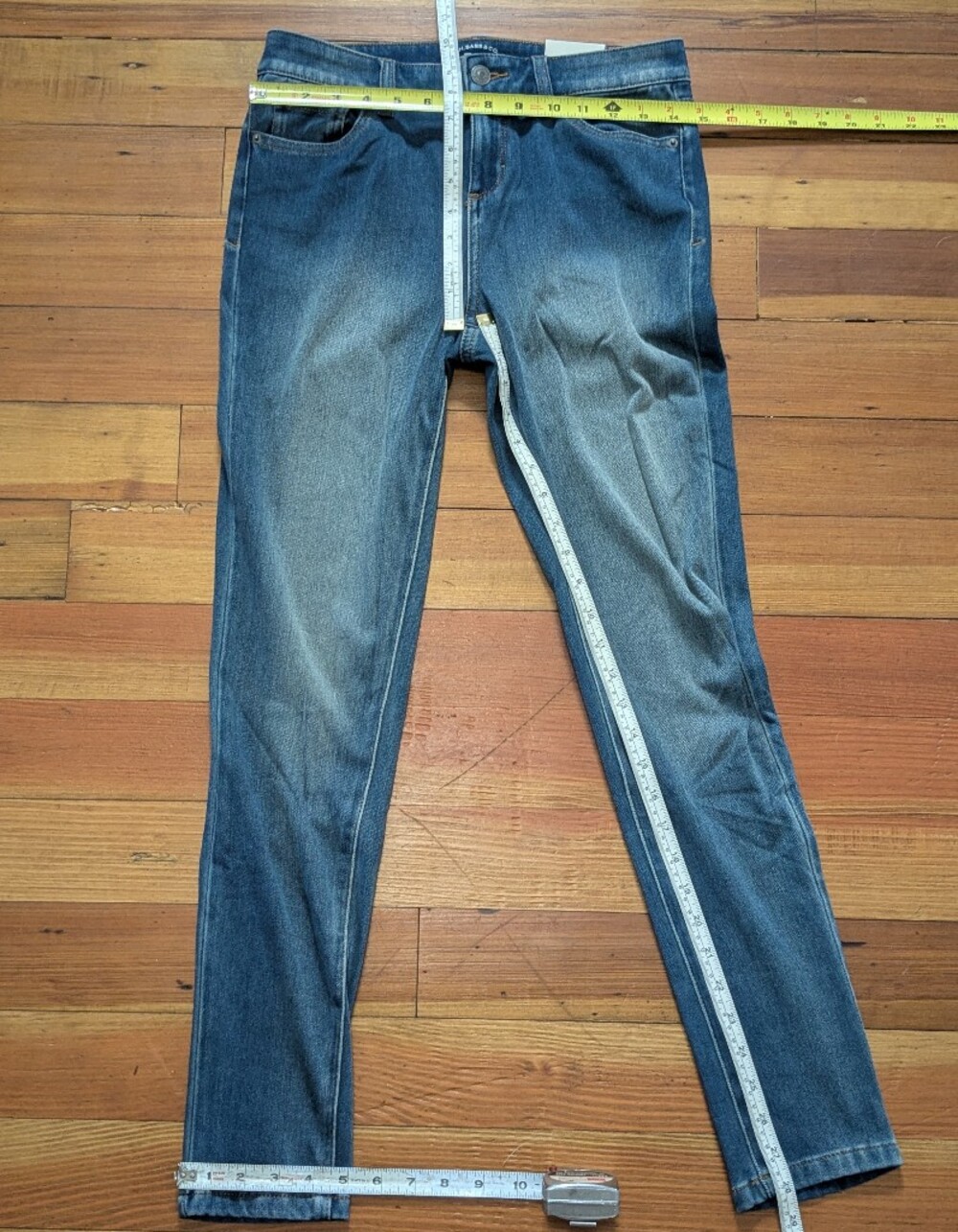 G.H. BASS & CO. SIZE - 2 Comfort Skinny Stretch Jeans in Medium Blue Wash - Picture 4 of 13